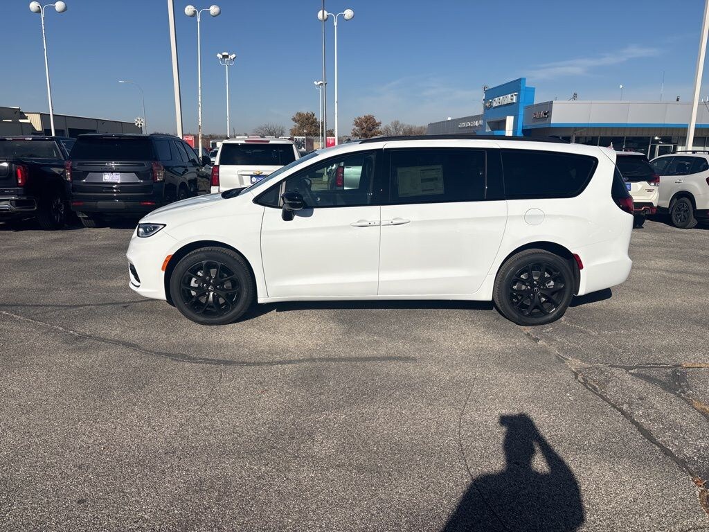 New 2026 Chrysler Pacifica SELECT AWD Passenger Van