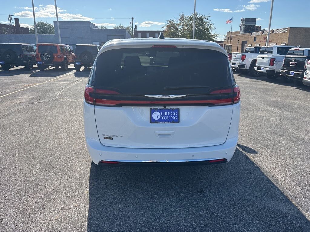 New 2026 Chrysler Pacifica SELECT Passenger Van