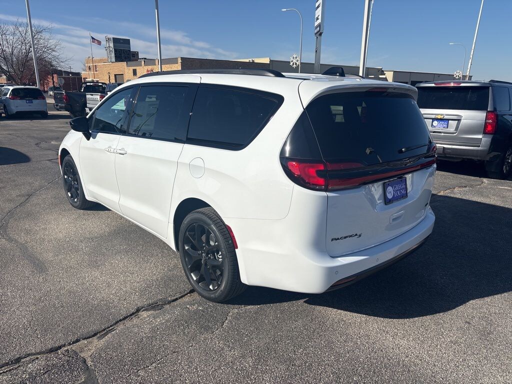 New 2026 Chrysler Pacifica SELECT AWD Passenger Van