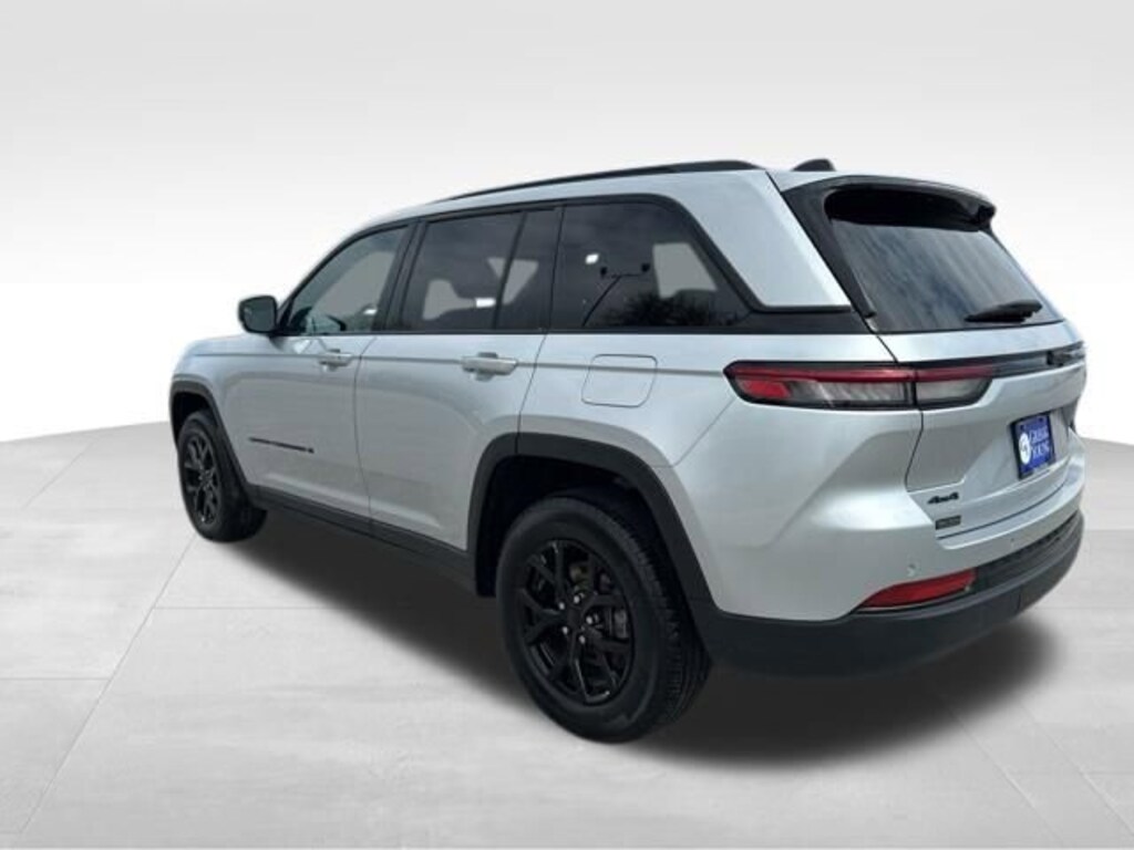 Used 2025 Jeep Grand Cherokee Altitude