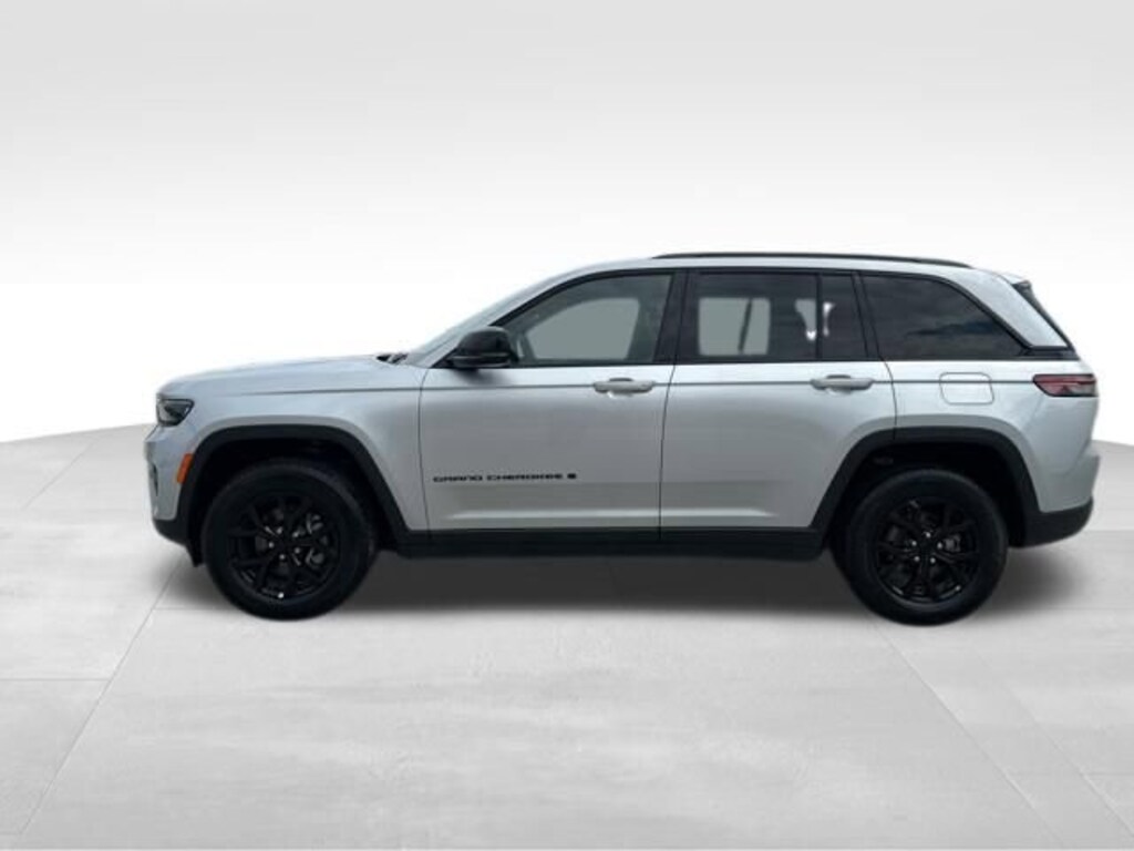 Used 2025 Jeep Grand Cherokee Altitude