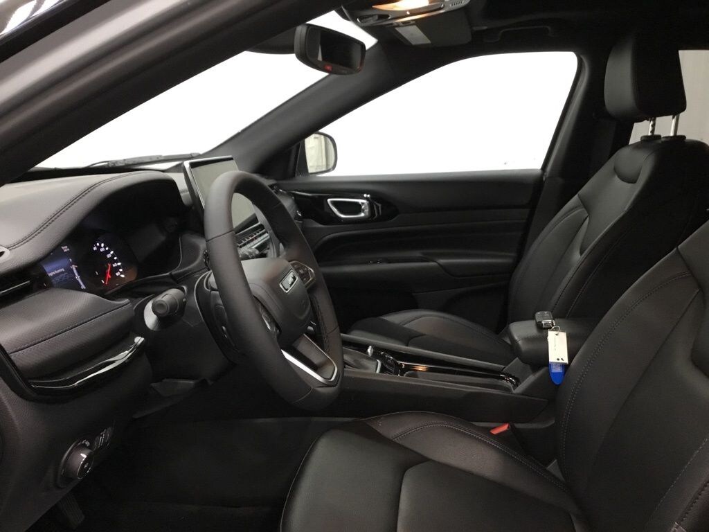 New 2025 Jeep Compass LIMITED 4X4 Sport Utility