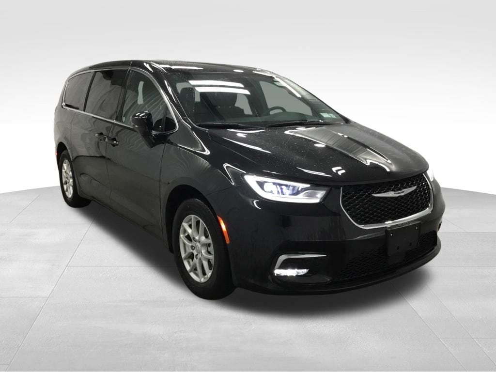Used 2025 Chrysler Pacifica