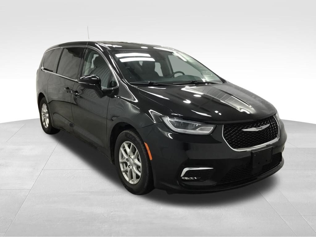 Used 2024 Chrysler Pacifica