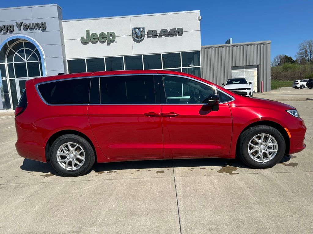 2026 Chrysler Pacifica Select - Photo 7