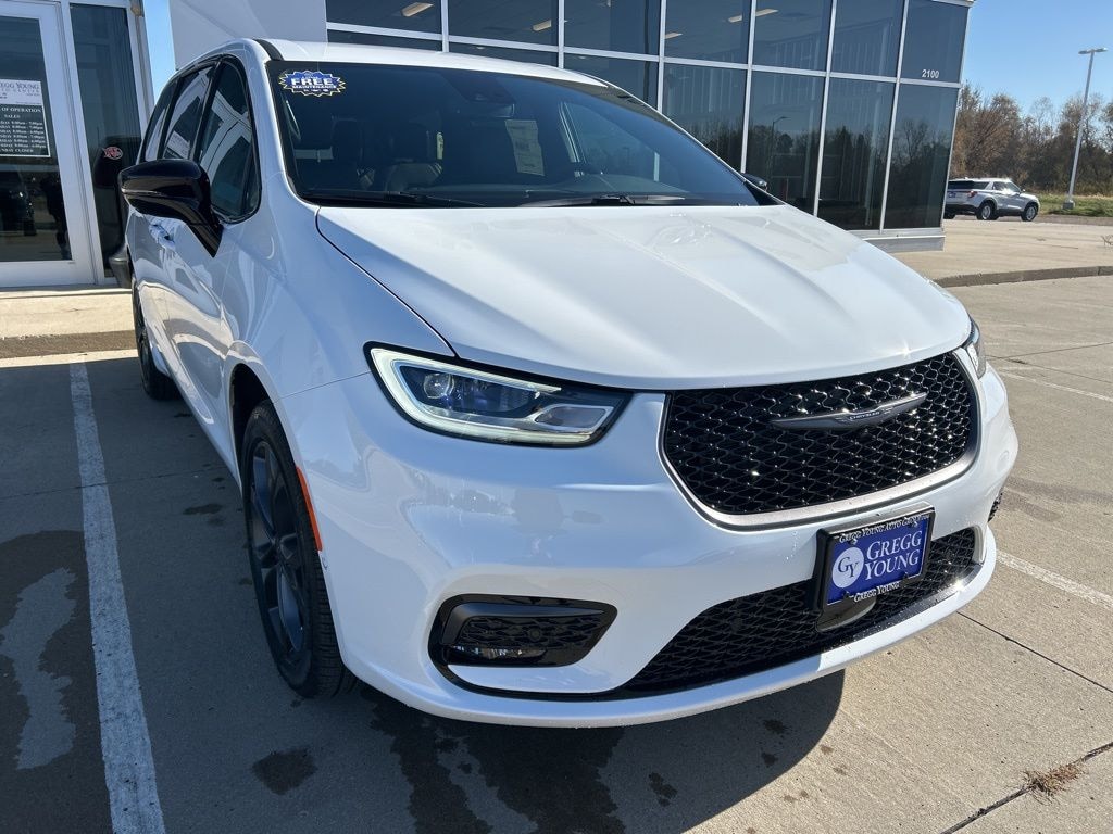 New 2026 Chrysler Pacifica SELECT AWD Passenger Van