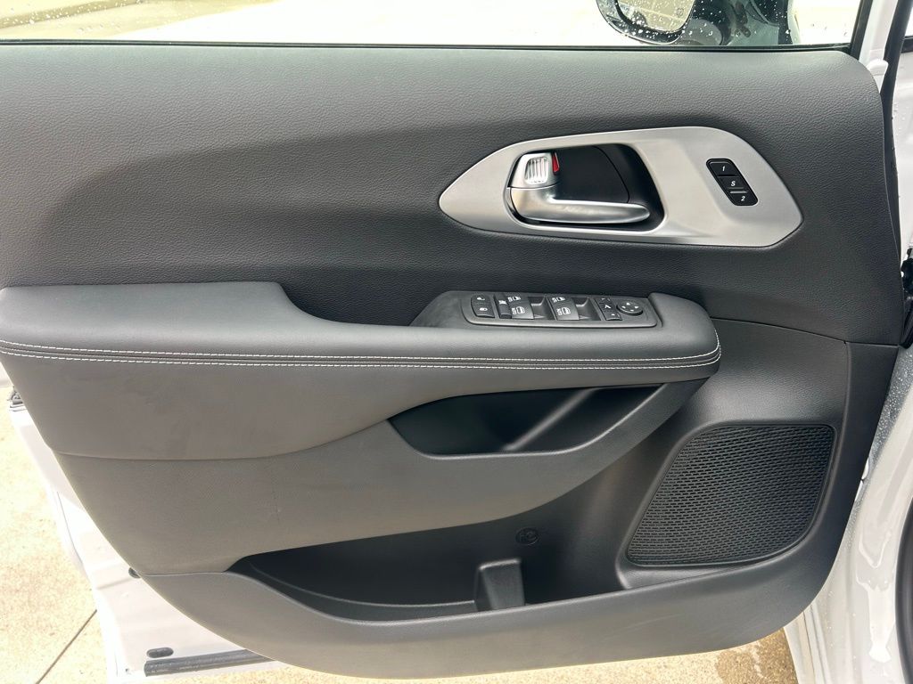 2026 Chrysler Pacifica Limited - Photo 19