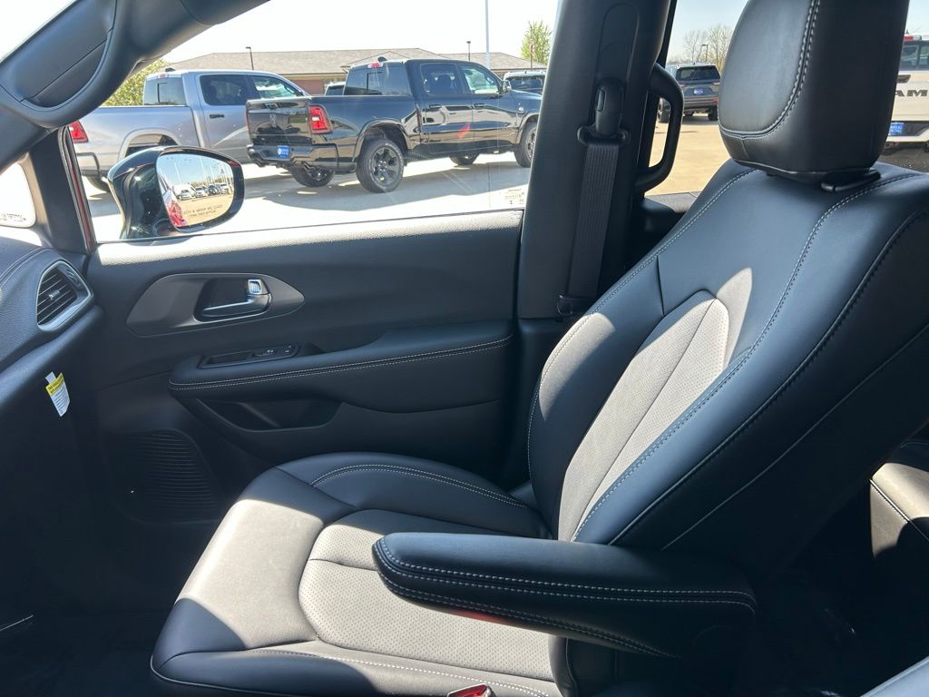 2026 Chrysler Pacifica Select - Photo 22