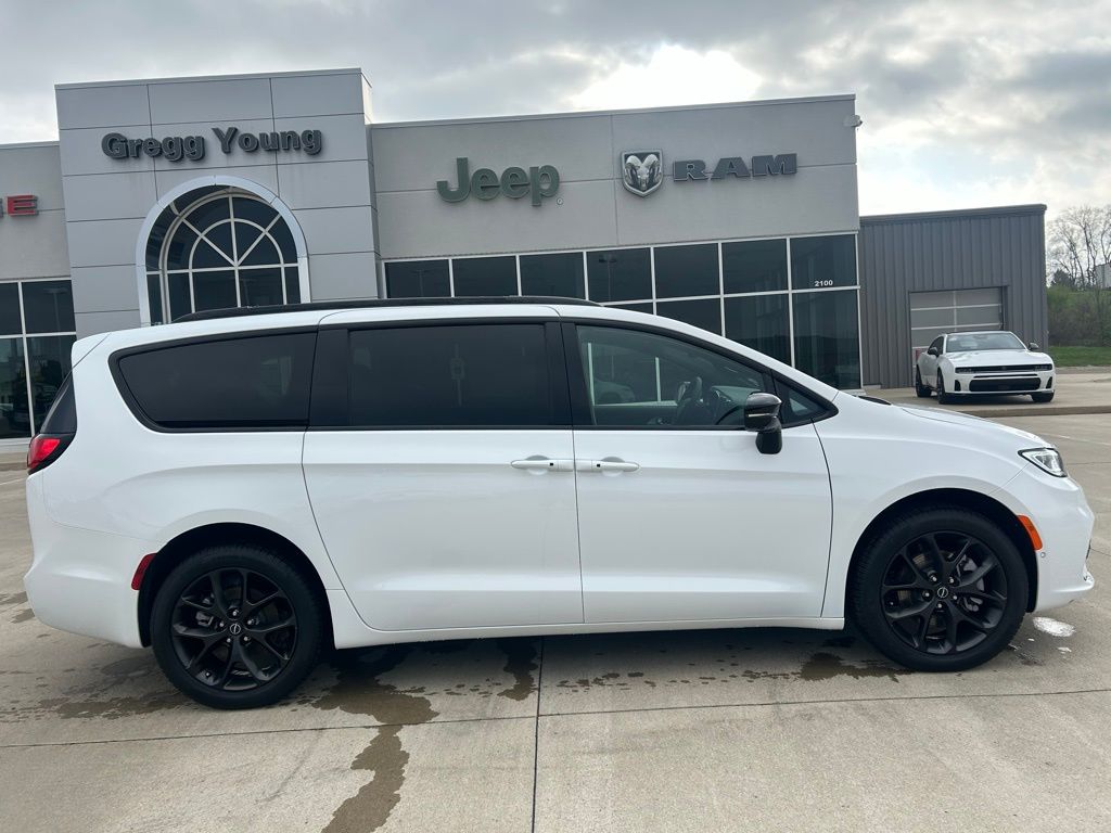 2026 Chrysler Pacifica Limited - Photo 7