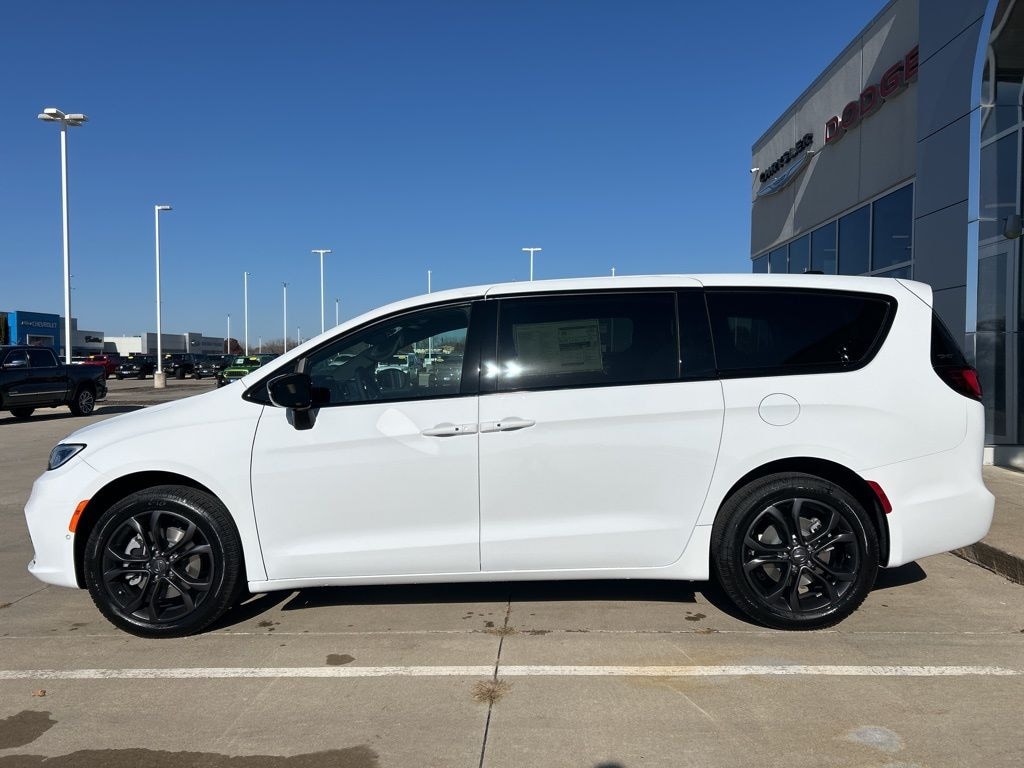 New 2026 Chrysler Pacifica SELECT AWD Passenger Van