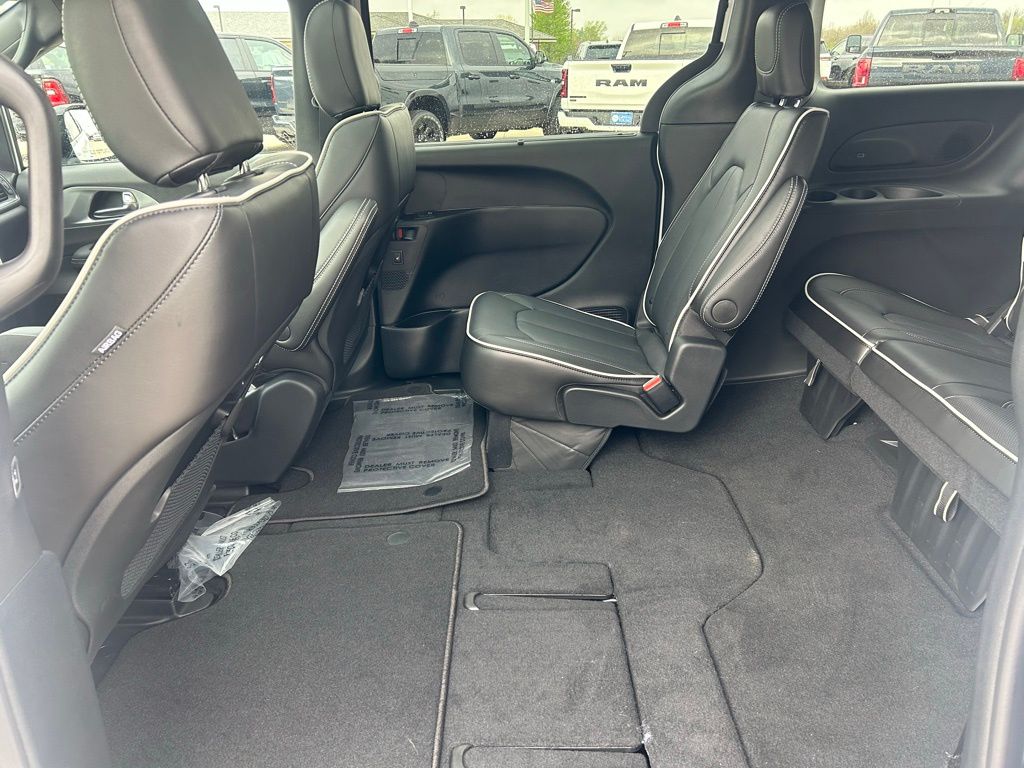 2026 Chrysler Pacifica Limited - Photo 13