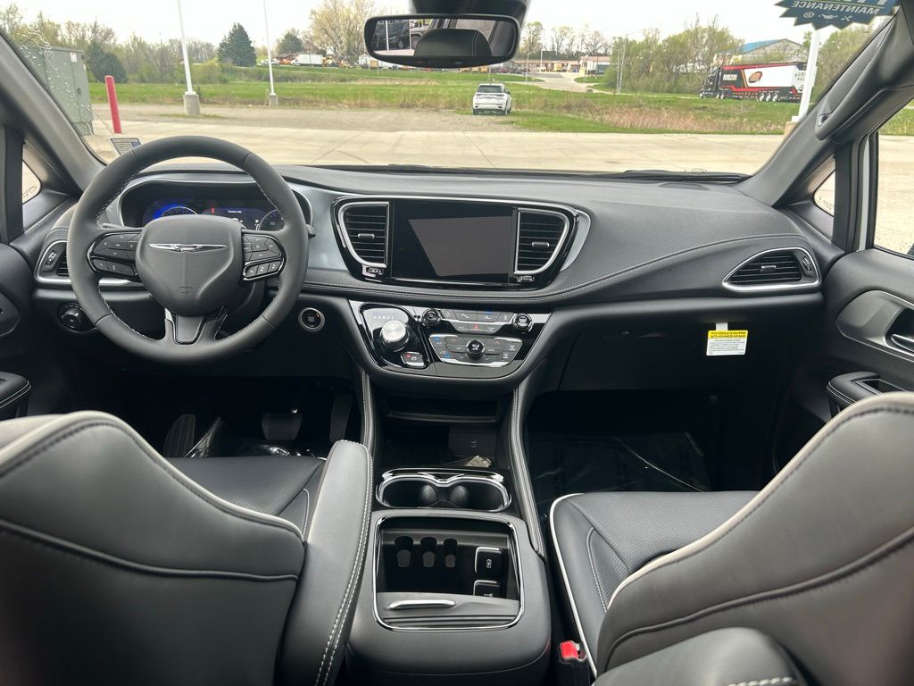 2026 Chrysler Pacifica Limited - Photo 17