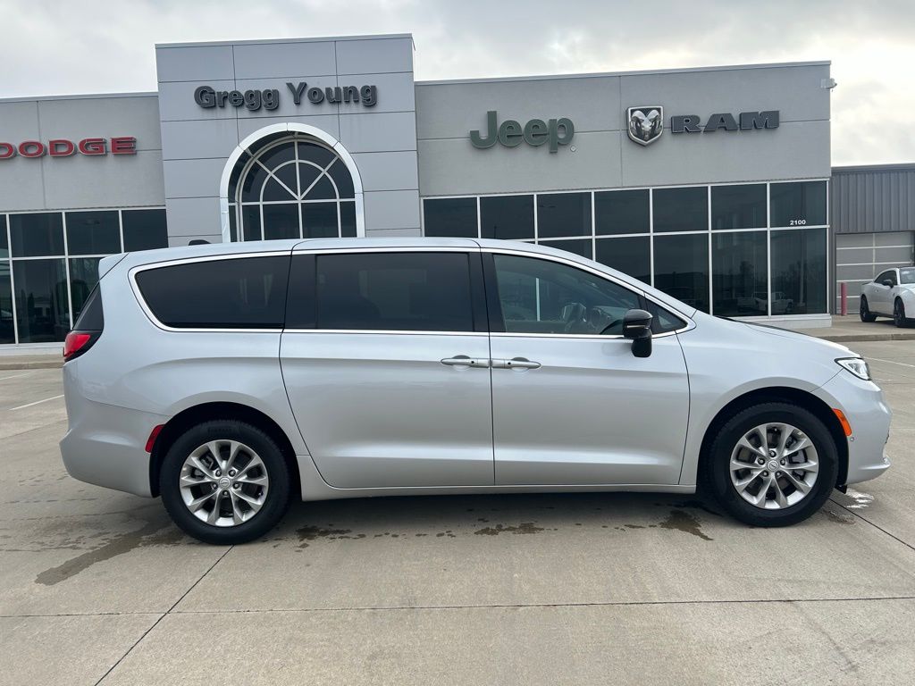 2026 Chrysler Pacifica Select - Photo 7