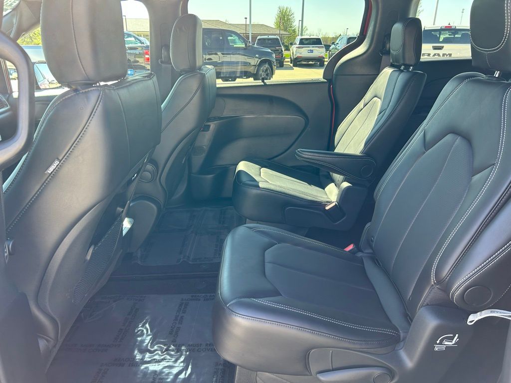2026 Chrysler Pacifica Select - Photo 13