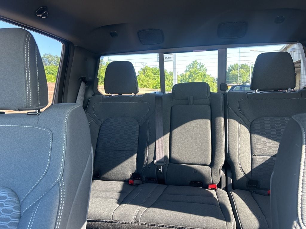 New 2025 Ram 1500 BIG HORN CREW CAB 4X4 5'7 BOX Pickup