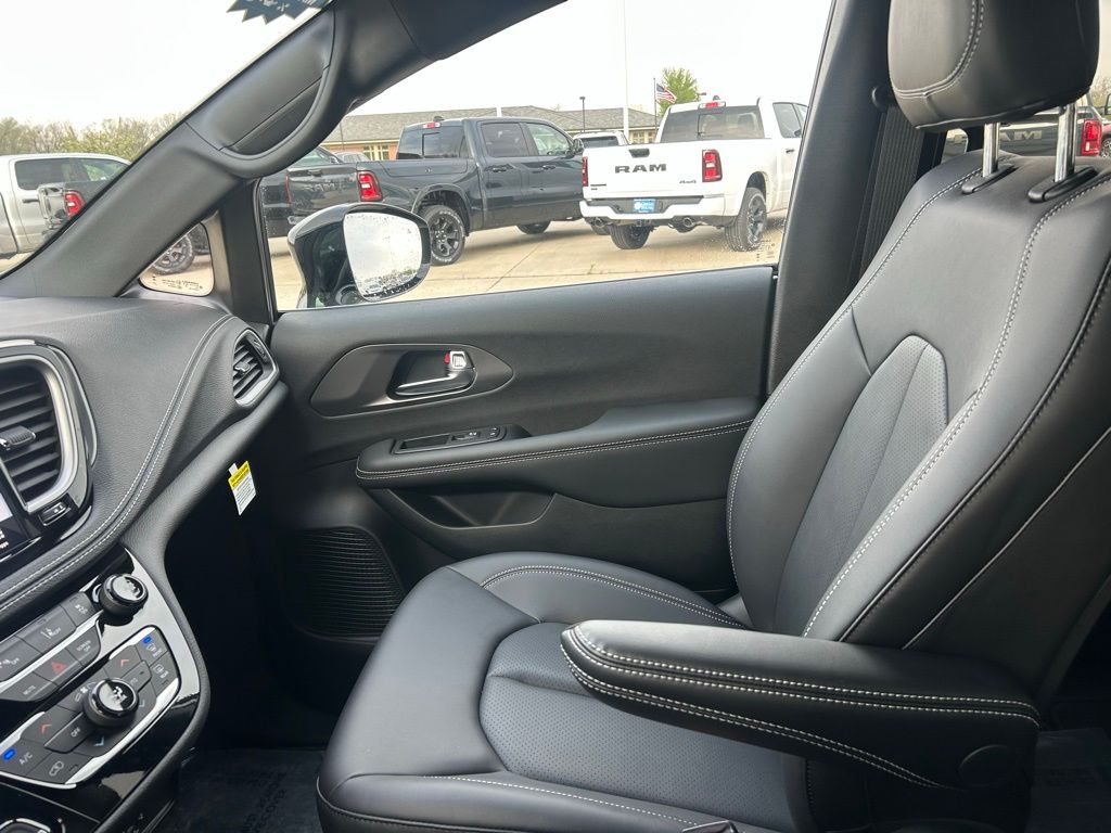 2026 Chrysler Pacifica Select - Photo 24
