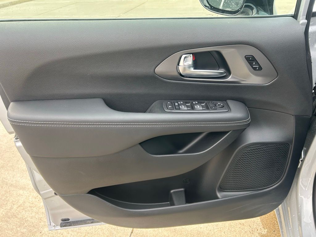 2026 Chrysler Pacifica Select - Photo 21