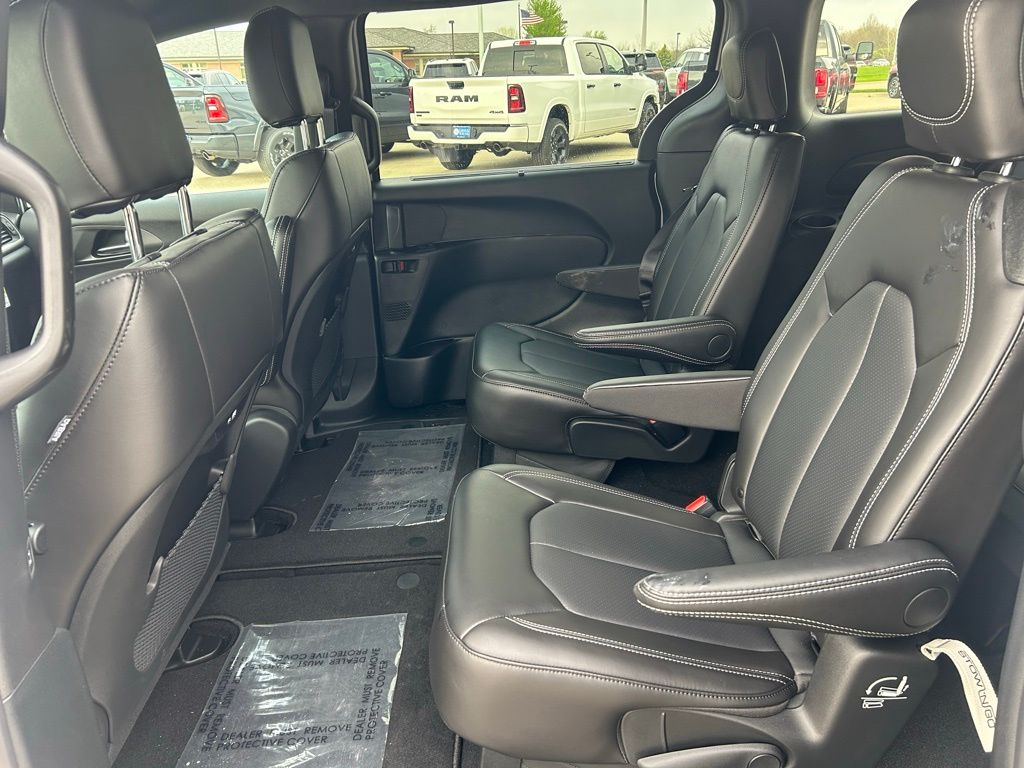 2026 Chrysler Pacifica Select - Photo 13