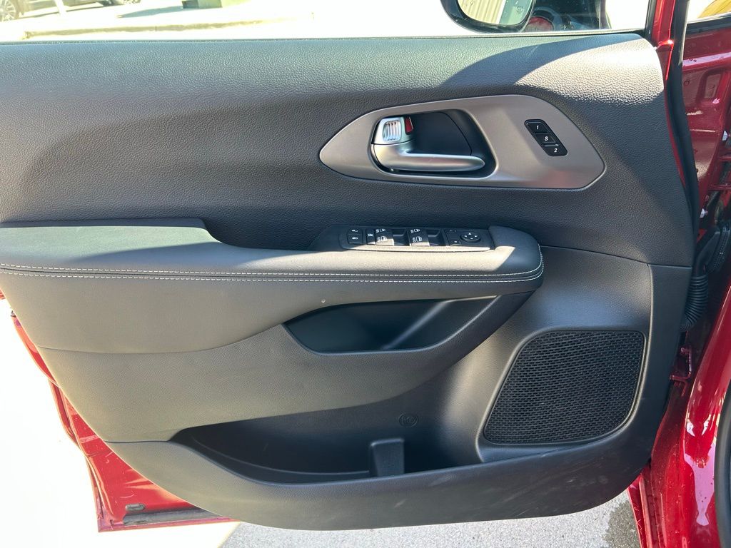 2026 Chrysler Pacifica Select - Photo 19