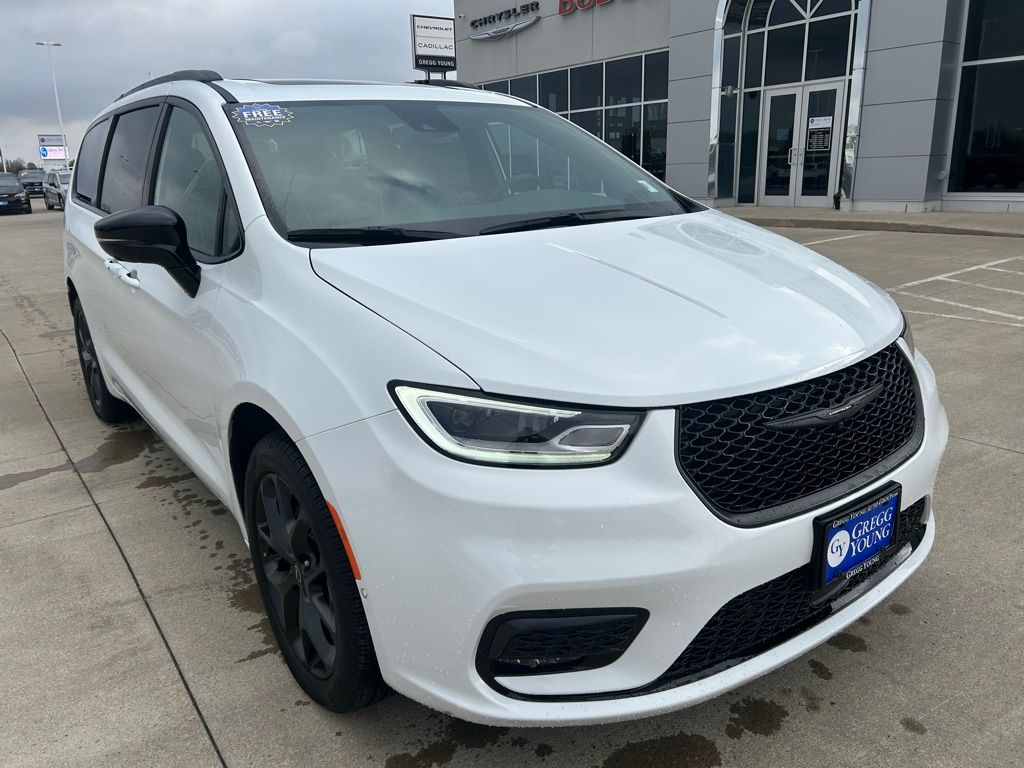 2026 Chrysler Pacifica Limited - Photo 9
