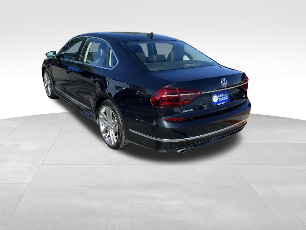 2017 Volkswagen Passat R-Line photo 3