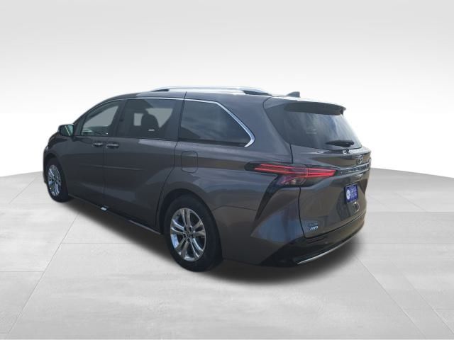 2024 Toyota Sienna Platinum photo 3
