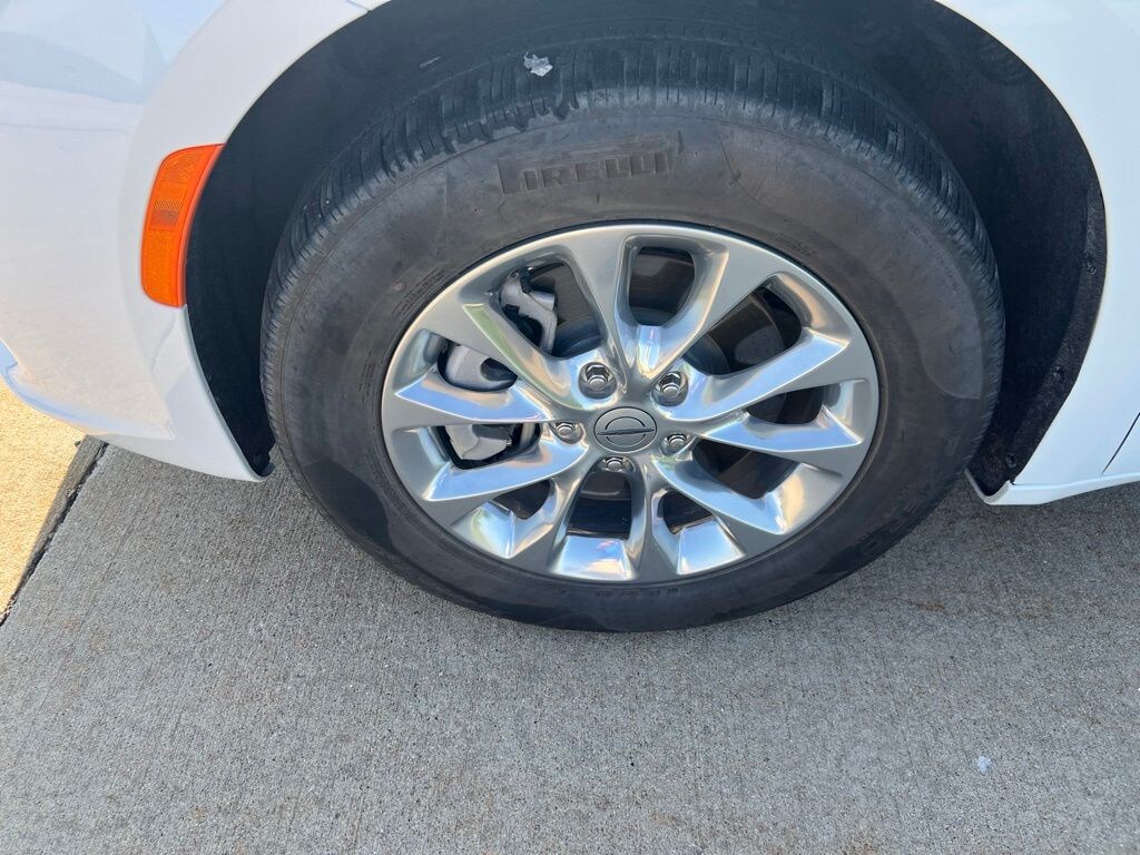 Used 2023 Chrysler Pacifica Touring L Van Passenger Van