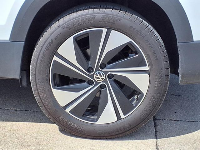 2024 Volkswagen Taos SE photo 2