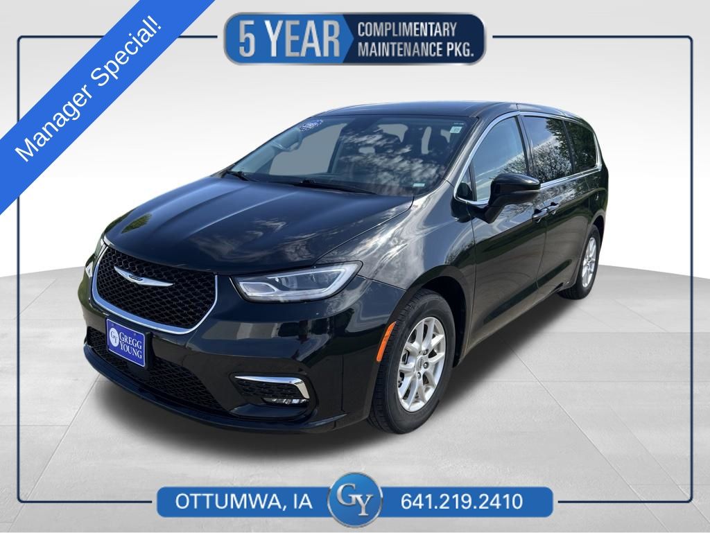 2023 Chrysler Pacifica Touring L's photo