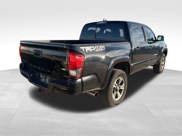 2018 Toyota Tacoma TRD Sport photo 3