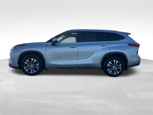 2023 Toyota Highlander Hybrid XLE photo 2