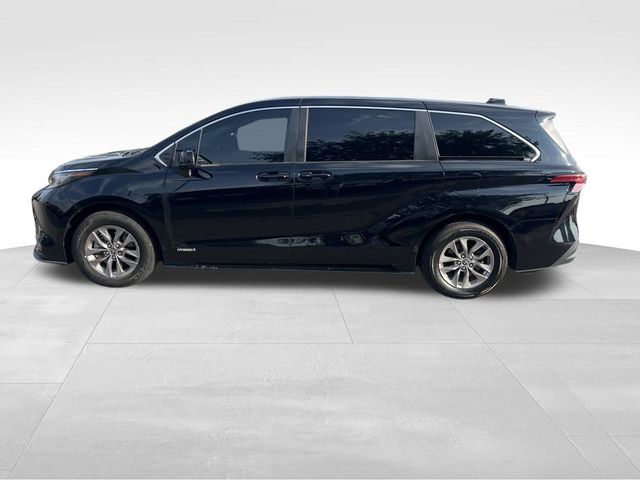 2021 Toyota Sienna LE photo 2