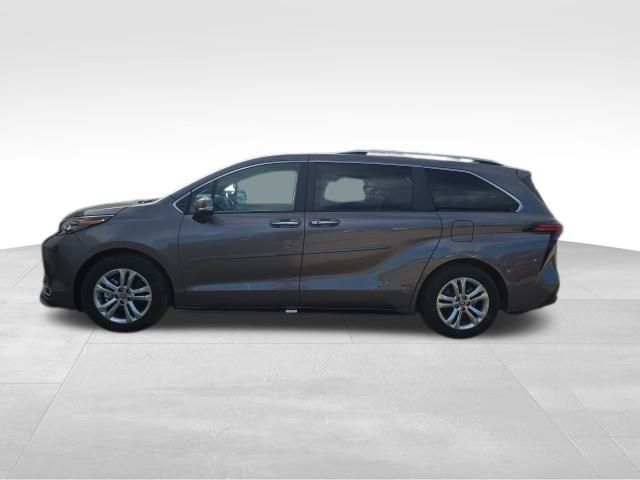 2024 Toyota Sienna Platinum photo 2