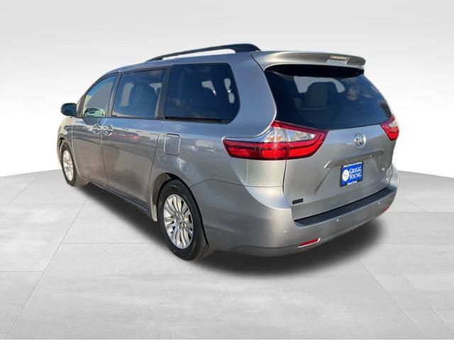 2017 Toyota Sienna XLE photo 2