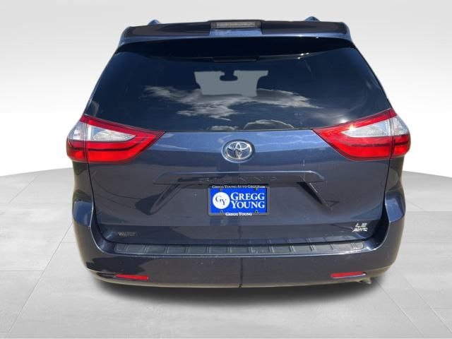 2019 Toyota Sienna LE photo 3