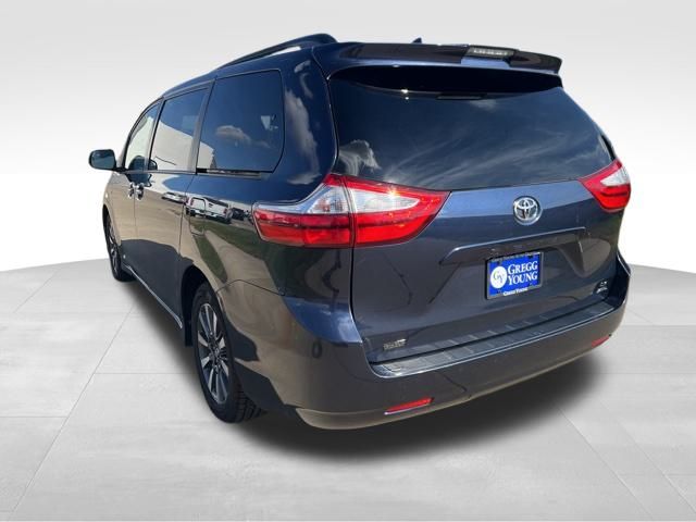 2019 Toyota Sienna LE photo 2