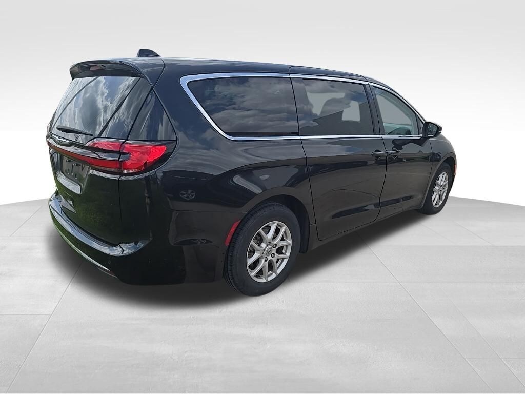 Used 2023 Chrysler Pacifica Touring L Van Passenger Van