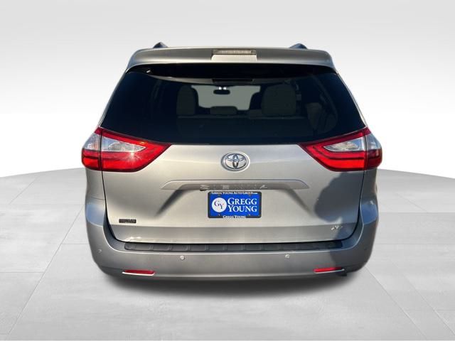 2017 Toyota Sienna XLE photo 3
