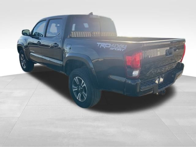 2018 Toyota Tacoma TRD Sport photo 2