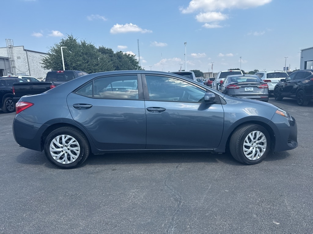 2018 Toyota Corolla LE photo 2