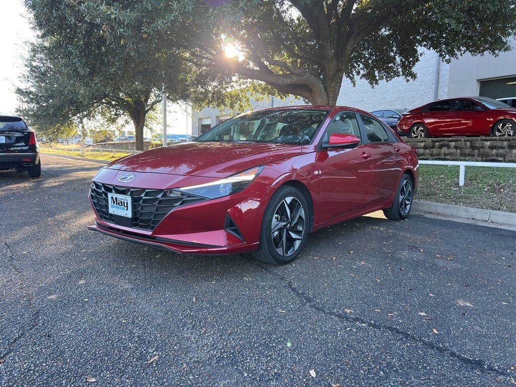 2023 Hyundai Elantra SEL photo 3