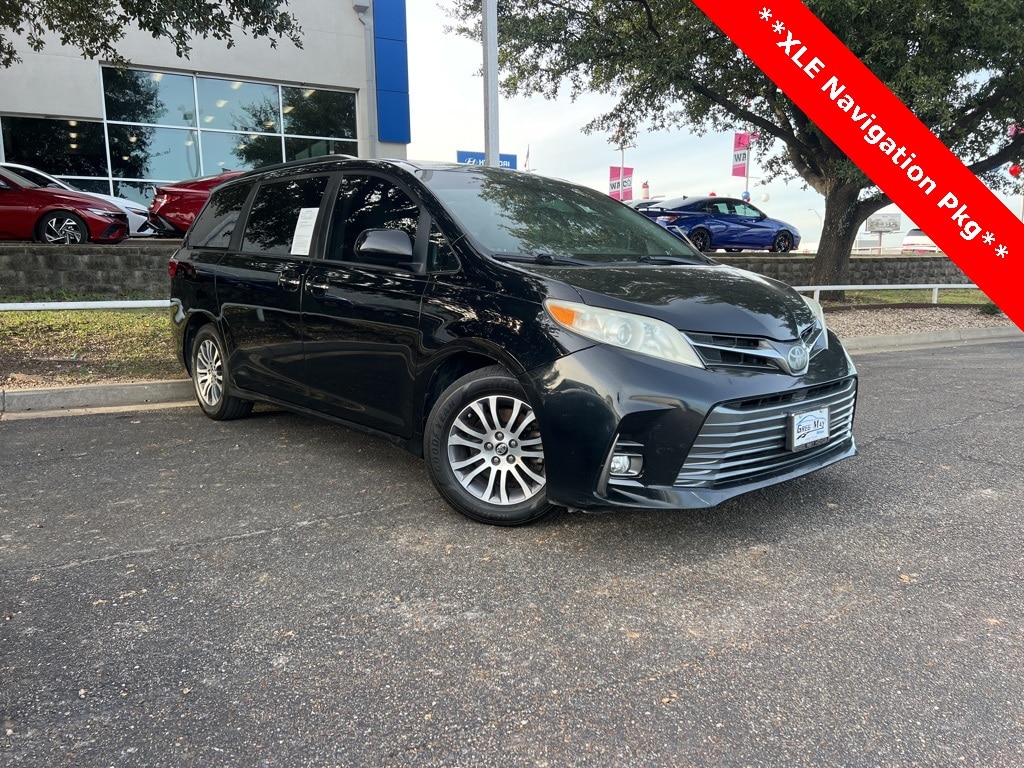 2018 Toyota Sienna XLE's photo