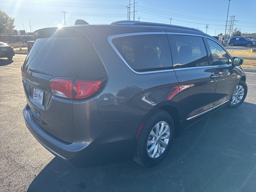Used 2018 Chrysler Pacifica Touring L Minivan/Van