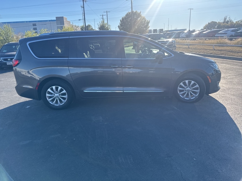 Used 2018 Chrysler Pacifica Touring L Minivan/Van
