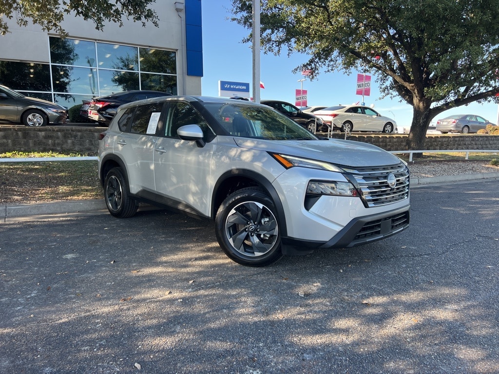 2024 Nissan Rogue SV's photo