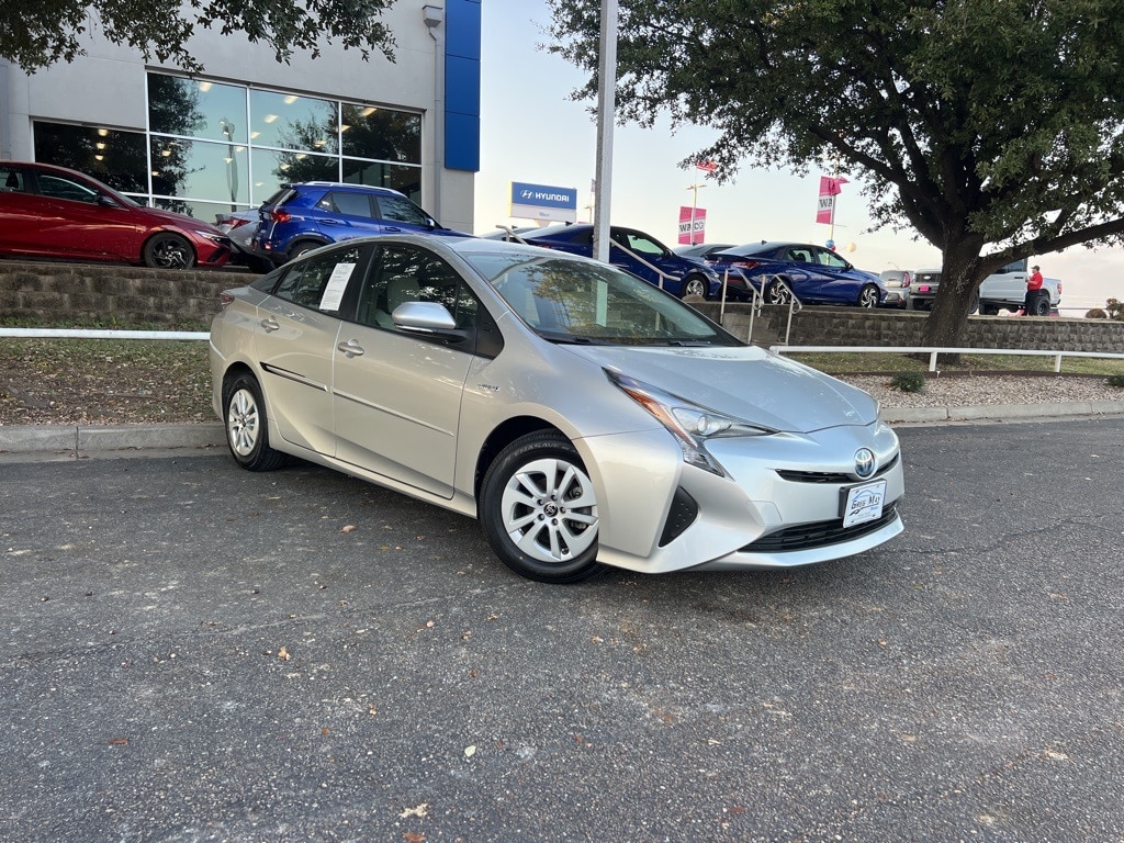 2017 Toyota Prius Two's photo