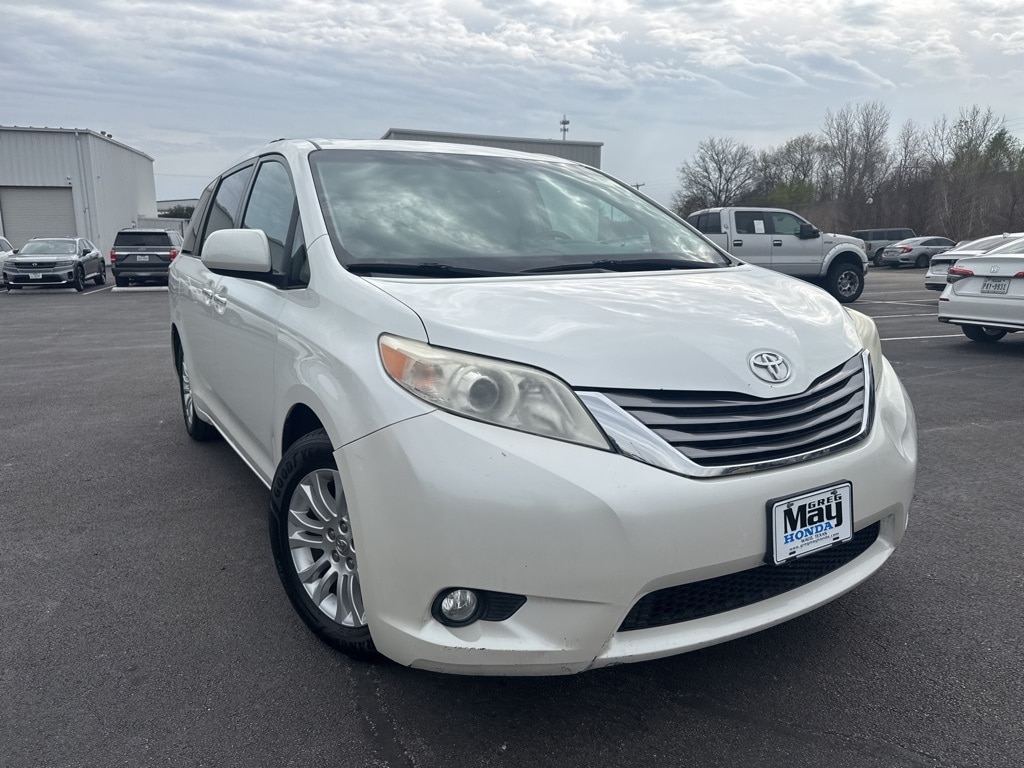 2016 Toyota Sienna XLE Premium's photo