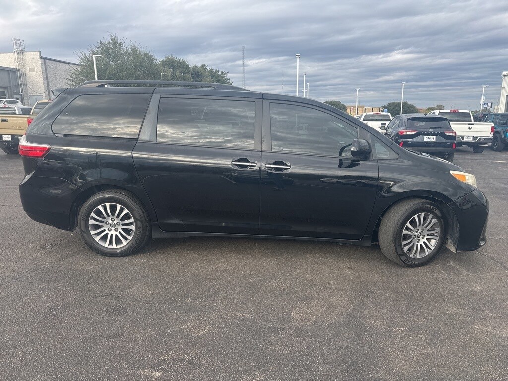 2018 Toyota Sienna XLE Limited Premium photo 2