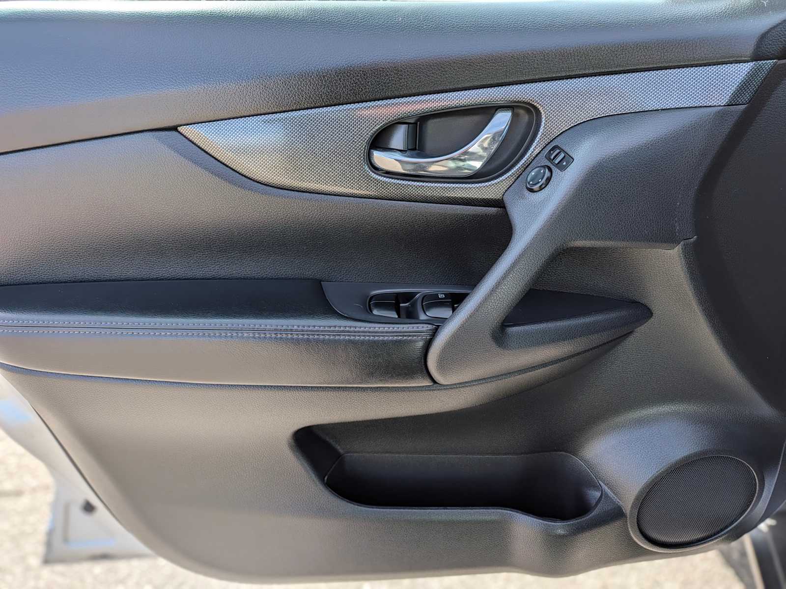 Thumbnail: 2015 Nissan Rogue - 17