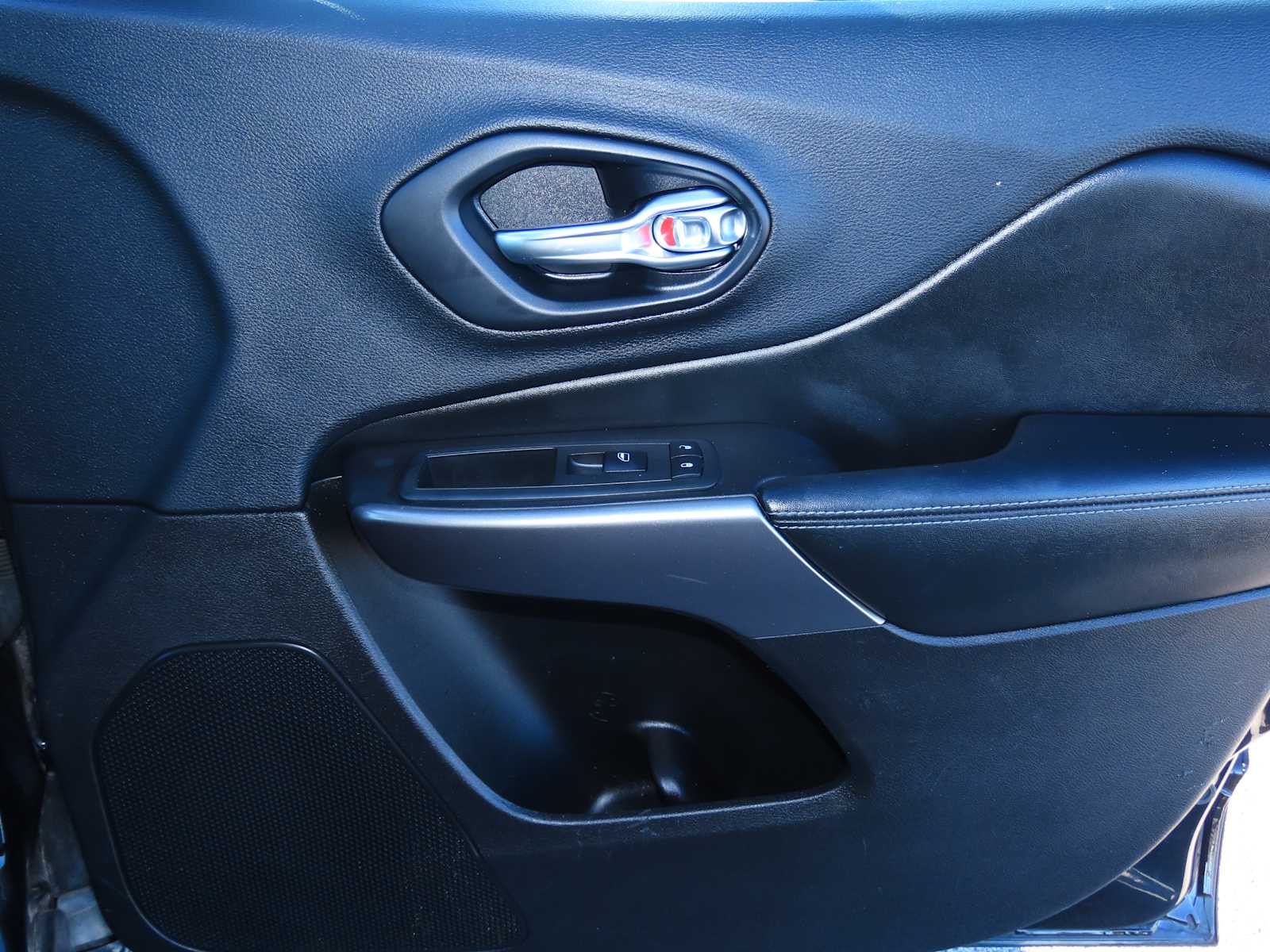 Thumbnail: 2019 Jeep Cherokee - 21